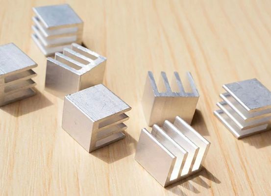 Servizio di tornitura CNC per componenti di dissipatori di calore a profilo di estrusione in alluminio ad alta precisione