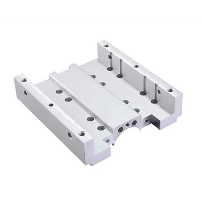 Parti di lavorazione CNC per lamiere di metallo con apparecchiature di perforazione e all'interno di macchine di tornitura CNC