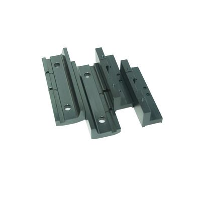 Parti di lavorazione CNC per lamiere di metallo con apparecchiature di perforazione e all'interno di macchine di tornitura CNC