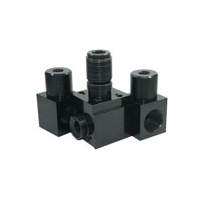 Parti di lavorazione CNC per lamiere di metallo con apparecchiature di perforazione e all'interno di macchine di tornitura CNC