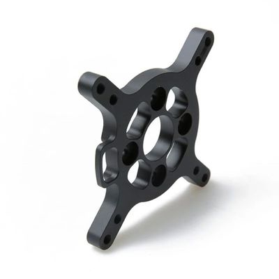 Parti di lavorazione CNC per lamiere di metallo con apparecchiature di perforazione e all'interno di macchine di tornitura CNC