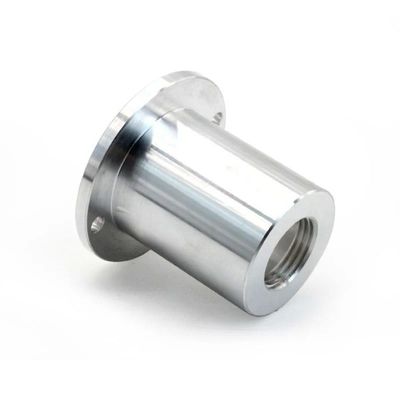 Parti di lavorazione CNC per lamiere di metallo con apparecchiature di perforazione e all'interno di macchine di tornitura CNC